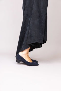 Ballerine à talon 3 cm en daim bleu marine navy MAISON VIA ROMA.