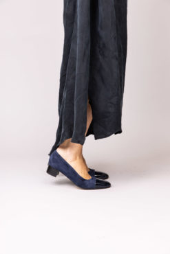 Ballerine à talon 3 cm en daim et vernis bleu marine navy MAISON VIA ROMA.