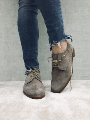 Derby en daim taupe.