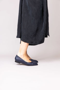 Ballerine à talon 1 cm en cuir de veau bleu marine MAISON VIA ROMA.