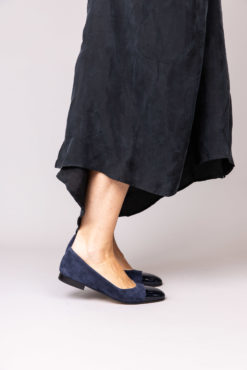 Ballerine à talon 1 cm en daim et cuir vernis bleu marine MAISON VIA ROMA.