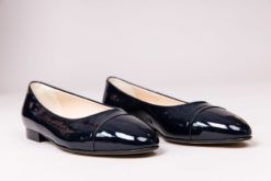 Ballerine à talon 1 cm en cuir de veau vernis bleu marine MAISON VIA ROMA.