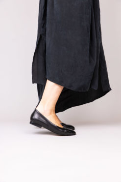 Ballerine à talon 1 cm en cuir de veau et vernis noir MAISON VIA ROMA.