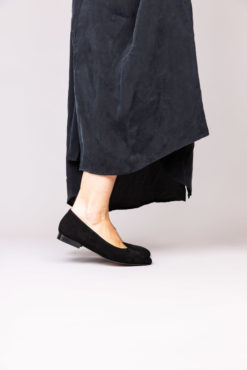 Ballerine à talon 1 cm en daim noir MAISON VIA ROMA.