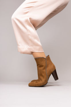 Bottines pour femme à talon en daim marron esprit rock. Maison Via Roma.